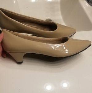 Size 9.5 tan patent leather kitten heels by Hush Puppies Soft Style
